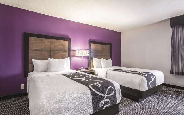 La Quinta Inn & Suites by Wyndham Hartford - Bradley Airport