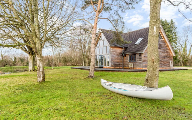 Stunning Lakeside Country Retreat near Cirencester