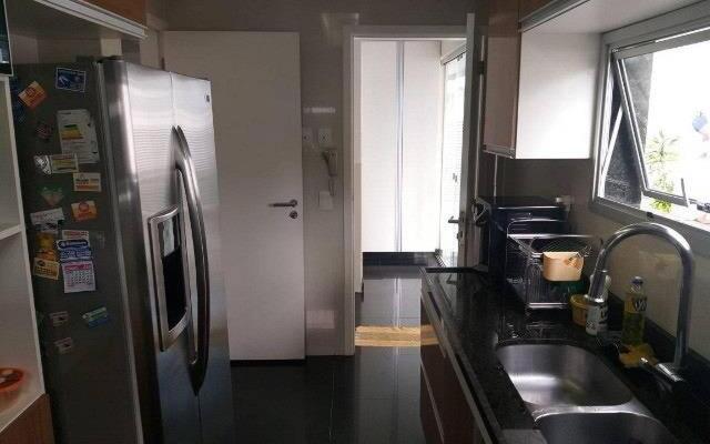 Casa com 4 quartos e piscina