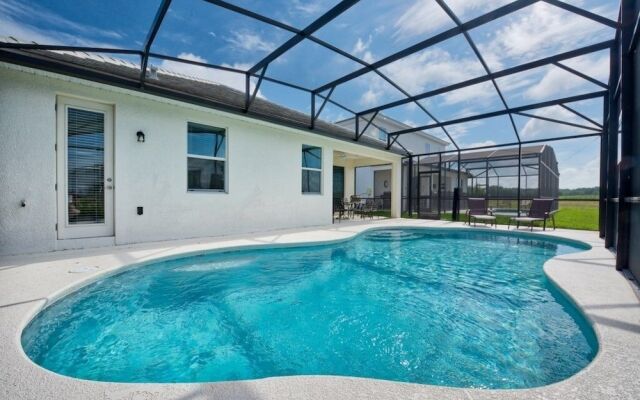 4-bedroom House w/ Private Pool - Great Location Home