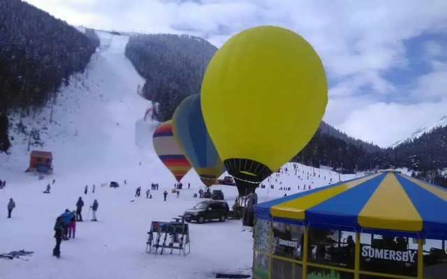 Sunny studio apartment - few steps from Gondola