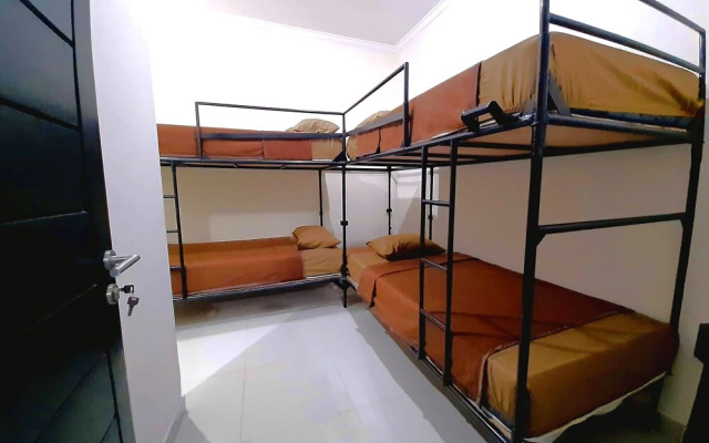 Safe House Bed and Breakfast - Hostel - Adults Ony