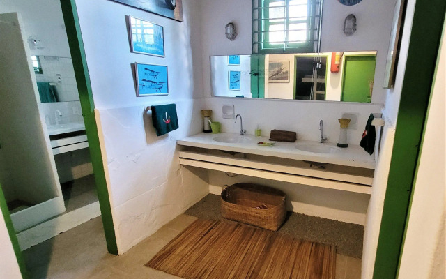 Linda casa com piscina a poucos passos da praia