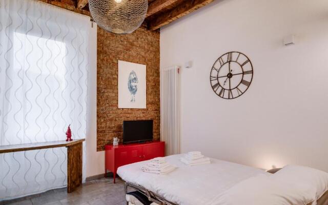 ? Cozy flat in front of Stazione Centrale ?