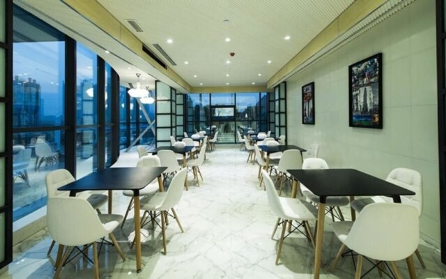Friday Holiday Hotel