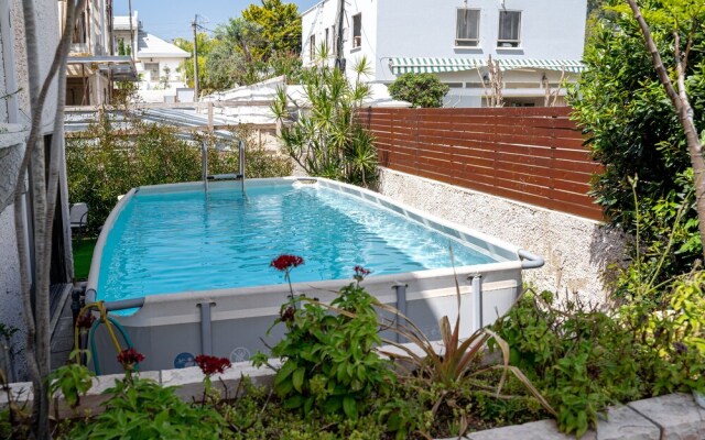 Spacious 4BD House w Pool in Hezliya