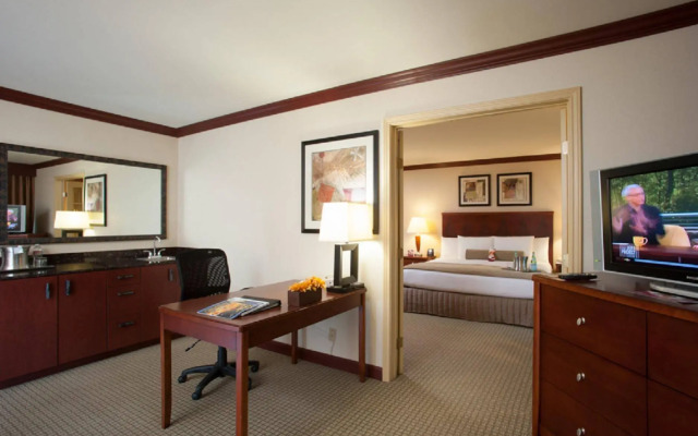 Crowne Plaza Tulsa - Southern Hills