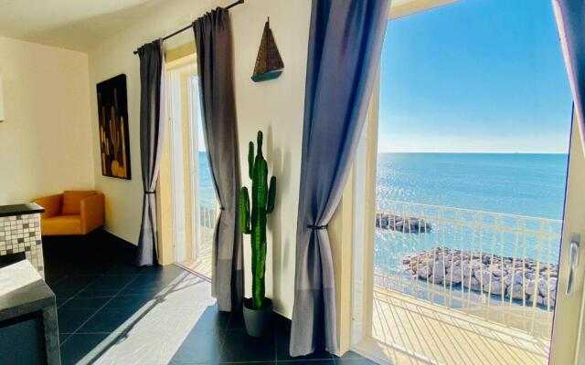 Sea View Apartment 5 mt from the beach