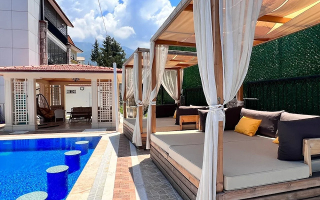 Luxury 7-bed Villa With Pool and Jacuzzi, Fethiye
