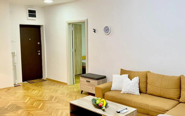 Regina's 2bedroom Near Square