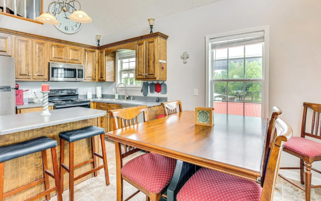 Tennessee River Retreat: Multi-level Deck & Views