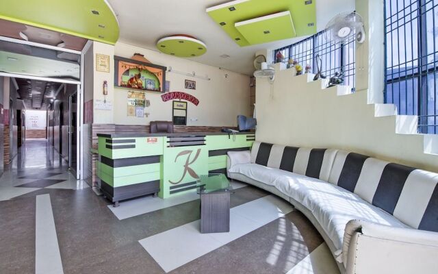 Spot On 62318 Rajhamsa Hotel
