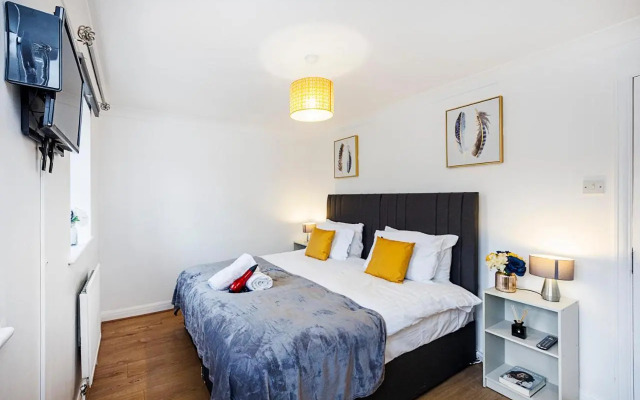 Lovely 2 Bd Hse with Parking near Excel