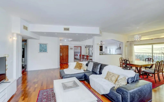 Charming spacious 4BR apt near the sea