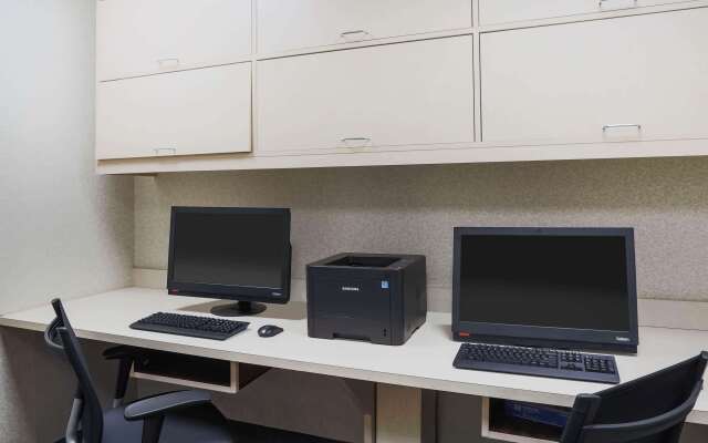 La Quinta Inn & Suites by Wyndham Islip - MacArthur Airport