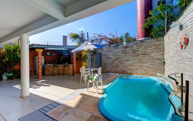 Casa com piscina privativa perto do mar