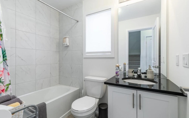 4BR 3BA Townhouse on Lake Ontario Free Parking Gym 2