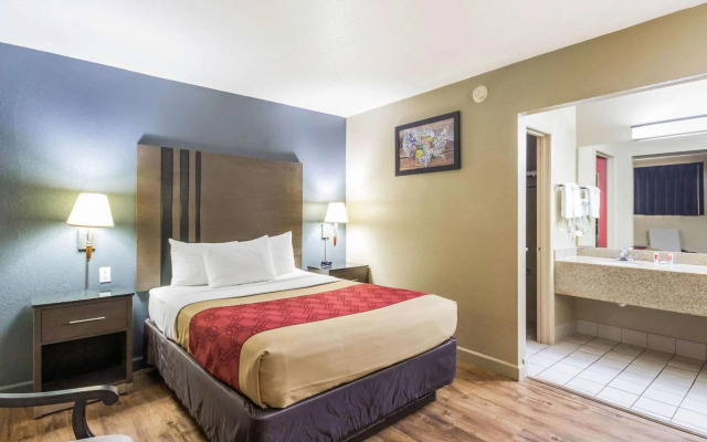 Econolodge Inn & Suites
