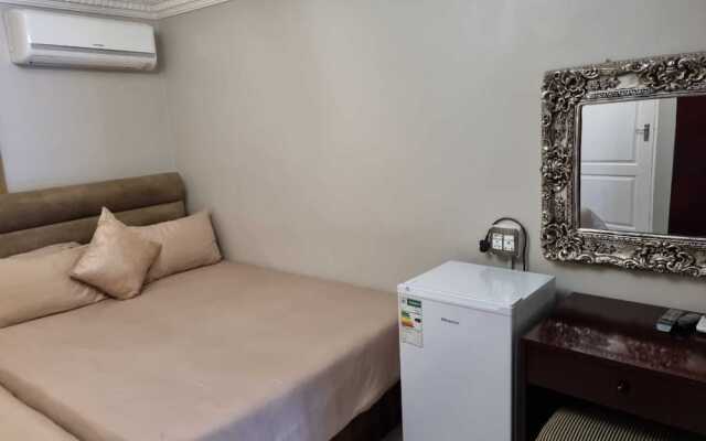 Savoy Lodge With Breakfast Included - Budget Standard Double Room 3