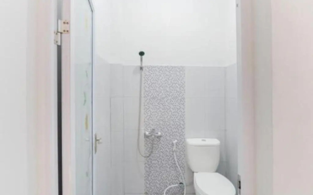 RedDoorz near Pascasarjana UGM 2 – Bathroom – Sleman
