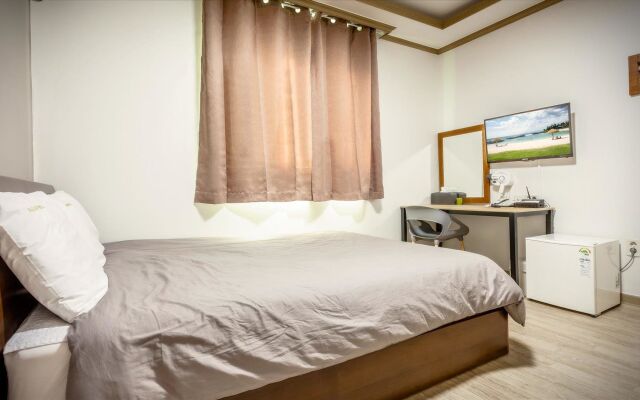 Naiad Pension & Motel