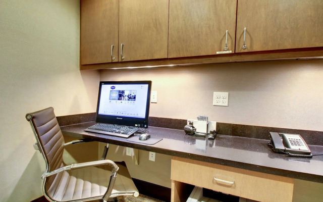 Hampton Inn & Suites Milwaukee West