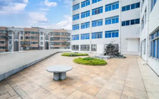 Rezen Longhh Hotel (Zhaoqing Seven Star Cave Sports Center)