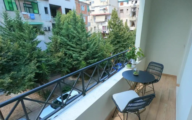 Roza's Studio Tirana Center