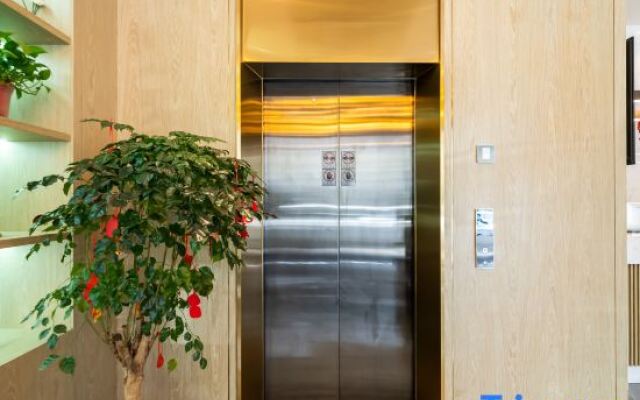 Waiting Hotel(Shanghai Xujiahui Stadium)