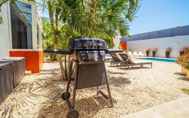 Stunning Modern Home, Near Beaches Full AC
