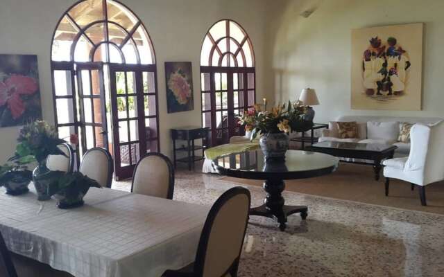 Spacious Oceanfront Villa