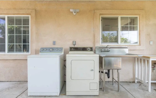 Elegant Retreat Modern Comforts, Prime Location