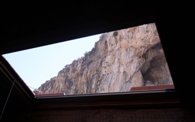 La Finestra Sotto La Rocca