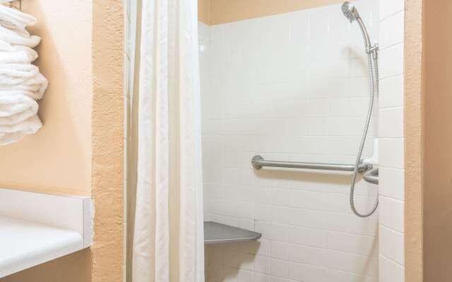 Super 8 by Wyndham Brooklyn Center/MPLS