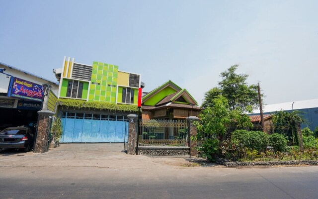 Penginapan Anggrek Syariah 1 by OYO Rooms