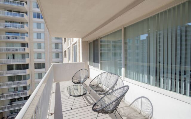 Sensational & Modern apt in Crystal City