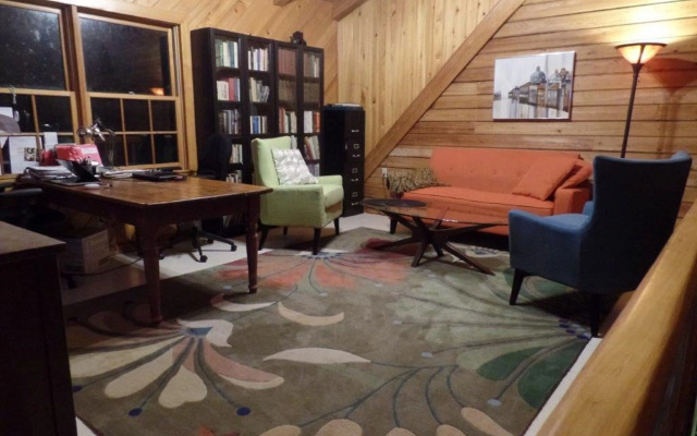 Creekside Paradise Bed and Breakfast