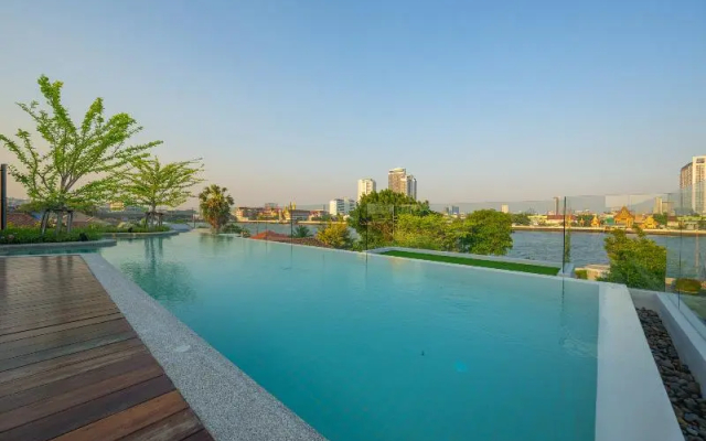 We Hotel Riverfront