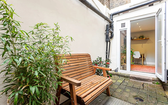 Cosy Garden Flat in Prestigious Residential Area