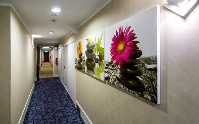 Santa Grand Hotel East Coast, a NuVe Group Collection