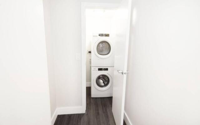 One Bedroom Suite With Patio Laundry and Parking