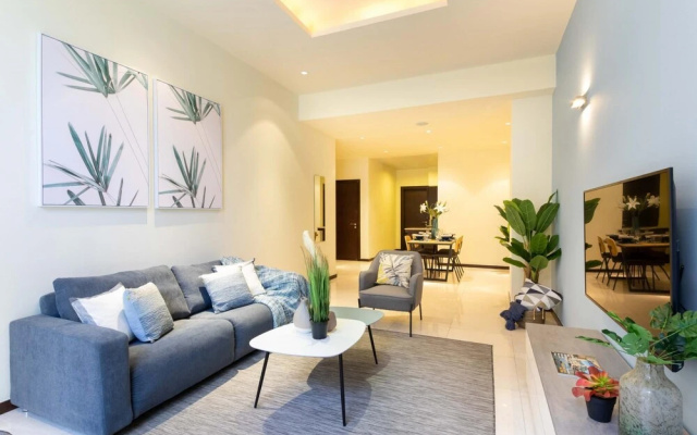 Luxury Urban Chic Apt on Palm w Prvt Beach Access