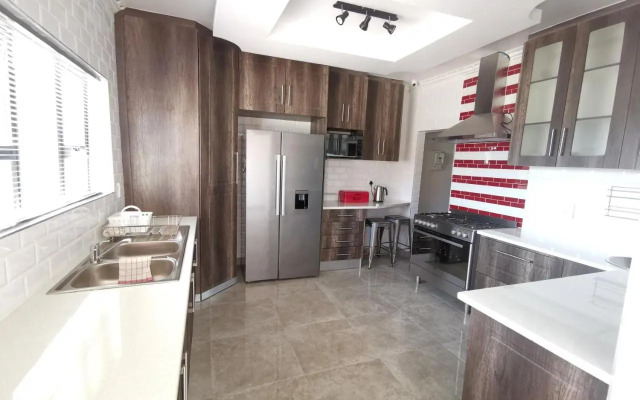 Lucolo Palace B&B - East London