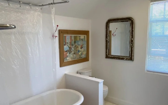 Metro Hotel and Cafe