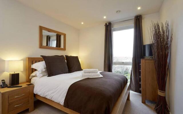 MODERN APARTMENT at SLOUGH STATION, LONDON IN 18 MINS!