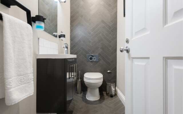The Navy Court - Scandinavian Inspired 4BDR Central Home