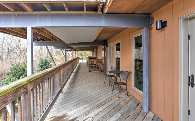 Beautiful Central Fayetteville Townhome w/ Views!