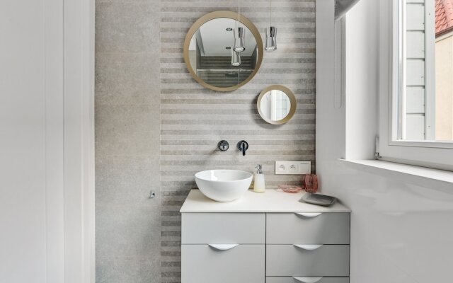 Lion Apartments - Pink i Mustang Studio