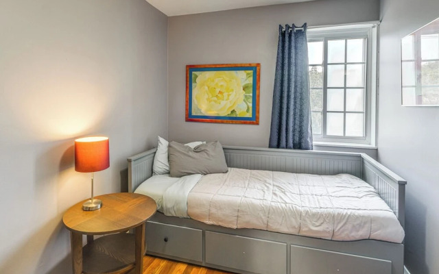 Pet-friendly Arlington Townhome w/ Furnished Patio