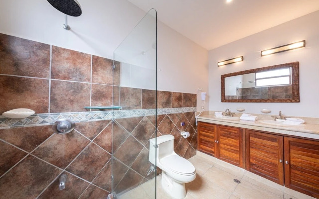Magnificent and Spacious Poolside 3BR Condo